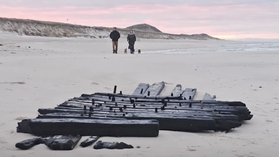 Ein ungefähr 100 Jahre altes Schiffswrack verschwand kurz nach seinem ersten Auffinden wieder spurlos unter Sylts Sandstrand. Archäologen hoffen nun auf freilegende Stürme.
