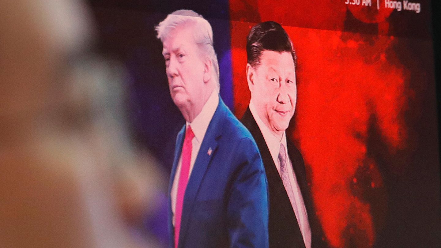 Donald Trump und Xi Jinping sind auf einem Computermonitor zu sehen Donald Trump und Xi Jinping sind auf einem Computermonitor zu sehen
