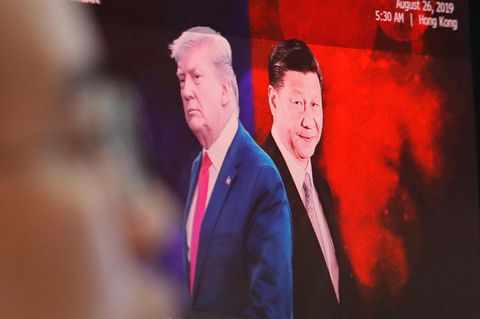 Donald Trump und Xi Jinping sind auf einem Computermonitor zu sehen