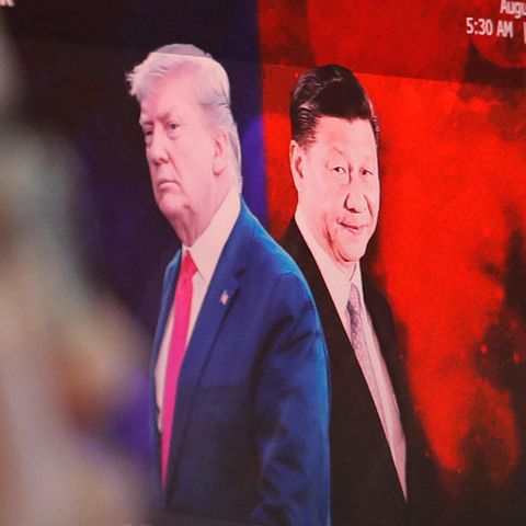 Donald Trump und Xi Jinping sind auf einem Computermonitor zu sehen