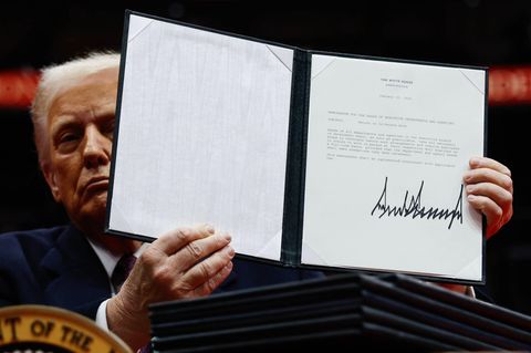 US-Präsident Donald Trump hält ein von ihm unterschriebenes Dekret in die Kameras