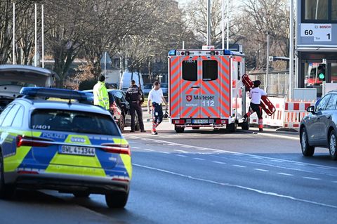 Einsatzkräfte der Rettungsdienste stehen auf dem Gelände eines Bosch Werks