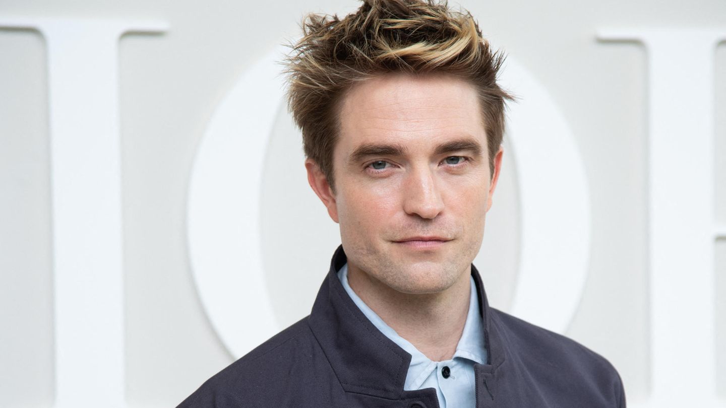 Robert Pattinson Die Zeiten als Teenie-Star und Vampir sind für den 38-jährigen Londoner vorbei. Geblieben ist sein Interesse an herausfordernden Rollen wie in "Mickey 17", der neuen Science Fiction-Komödie des Koreaners Bong Joon-ho, der mit "Parasite" vor fünf Jahren als erster fremdsprachiger Film einen Oscar für den Besten Film gewonnen hat. Pattinson spielt einen Klon, der nach seinem Tod immer wieder neu erschaffen wird