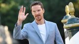 Freudentag für die "Cumberbitches", die besonders engagierten Fans des 48-Jährigen aus London. Ihr Idol feiert mit "The Thing With Feathers" seine Europa-Premiere als Vater, der nach dem Tod seiner Frau mit einem übersinnlichen Phänomen zu kämpfen hat