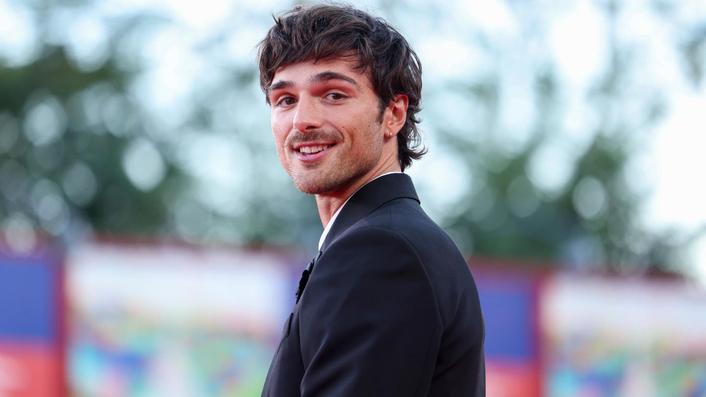 Jacob Elordi Die Berliner Boulevard-Presse lechzt ihm bereits als "Hottie" entgegen. Der Australier, erst 27 Jahre alt, wird für seine aktuelle Serie "The Narrow Road to the Deep North" anreisen. Er spielt einen Kriegshelden, der noch immer an seinen Erlebnissen in einem Gefangenenlager leidet