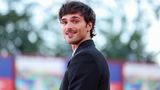 Die Berliner Boulevard-Presse lechzt ihm bereits als "Hottie" entgegen. Der Australier, erst 27 Jahre alt, wird für seine aktuelle Serie "The Narrow Road to the Deep North" anreisen. Er spielt einen Kriegshelden, der noch immer an seinen Erlebnissen in einem Gefangenenlager leidet