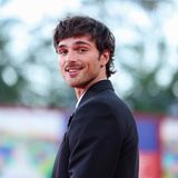 Die Berliner Boulevard-Presse lechzt ihm bereits als "Hottie" entgegen. Der Australier, erst 27 Jahre alt, wird für seine aktuelle Serie "The Narrow Road to the Deep North" anreisen. Er spielt einen Kriegshelden, der noch immer an seinen Erlebnissen in einem Gefangenenlager leidet