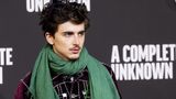 Der 29-jährige New Yorker gilt für seine Darstellung des jungen Folk-Sängers Bob Dylan in "Like a Complete Unknown" als heißer Oscar-Kandidat und ist bekannt für fulminante Einlagen auf dem roten Teppich. Gerne mit Bad in der Menge und in ungewöhnlichen Outfits