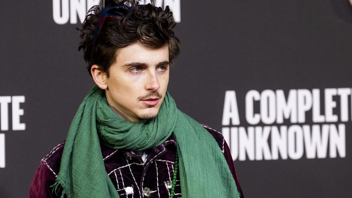 Der 29-jährige New Yorker gilt für seine Darstellung des jungen Folk-Sängers Bob Dylan in "Like a Complete Unknown" als heißer Oscar-Kandidat und ist bekannt für fulminante Einlagen auf dem roten Teppich. Gerne mit Bad in der Menge und in ungewöhnlichen Outfits
