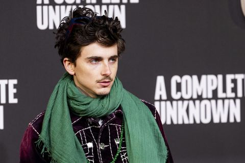 Der 29-jährige New Yorker gilt für seine Darstellung des jungen Folk-Sängers Bob Dylan in "Like a Complete Unknown" als heißer Oscar-Kandidat und ist bekannt für fulminante Einlagen auf dem roten Teppich. Gerne mit Bad in der Menge und in ungewöhnlichen Outfits