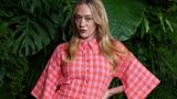 Den Ruf als It-Girl und Mode-Trendsetterin wird die inzwischen 50-jährige US-Amerikanerin wohl nie mehr los. Nach Berlin kommt sie vor allem für die internationale Premiere der Komödie "Magic Farm", in dem eine amerikanische Filmcrew im falschen Land strandet