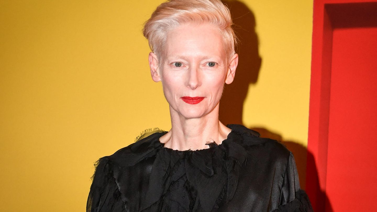 Tilda Swinton Die Oscar-Preisträgerin ("Michael Clayton") aus Schottland ist Stammgast bei der Berlinale und hat dort, laut eigener Aussage, schon alles gemacht, "außer als Putzfrau zu arbeiten". Nun bekommt sie endlich den Goldenen Ehrenbären für ihr Lebenswerk und präsentiert einen alten Film: "Friendship’s Death" von 1987. Swinton spielt einen außerirdischen Androiden