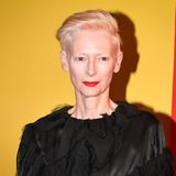 Die Oscar-Preisträgerin ("Michael Clayton") aus Schottland ist Stammgast bei der Berlinale und hat dort, laut eigener Aussage, schon alles gemacht, "außer als Putzfrau zu arbeiten". Nun bekommt sie endlich den Goldenen Ehrenbären für ihr Lebenswerk und präsentiert einen alten Film: "Friendship’s Death" von 1987. Swinton spielt einen außerirdischen Androiden