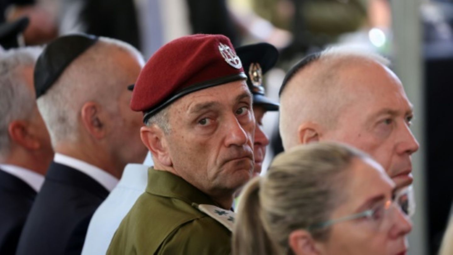 Israels Armeechef Herzi Halevi (M.)