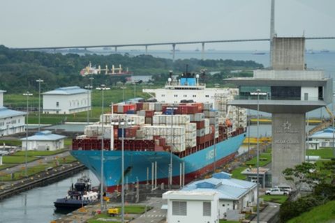 Dänisches Containerschiff im Panamakanal
