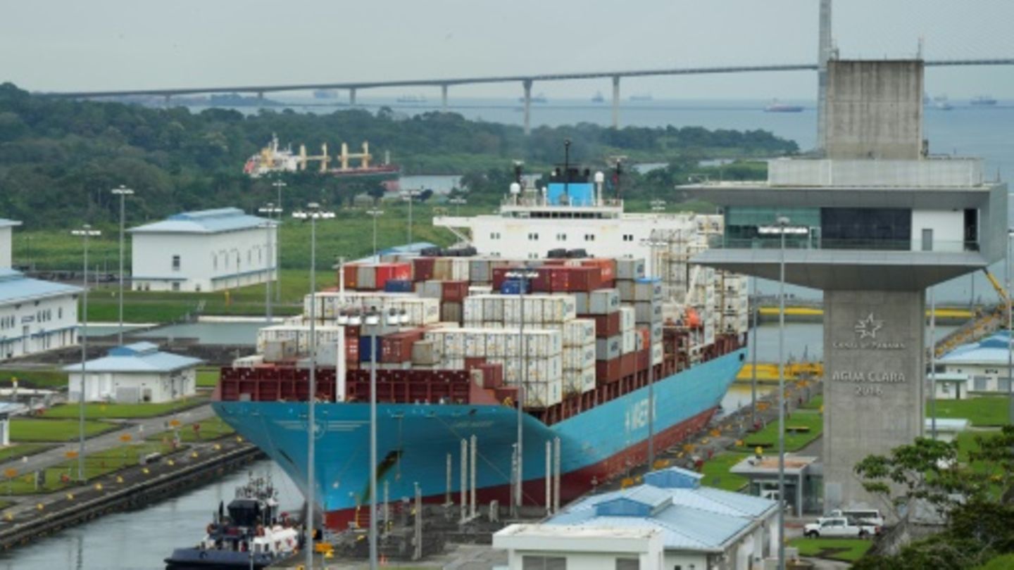 Dänisches Containerschiff im Panamakanal