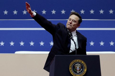 Elon Musk vollführt am Montagabend in Washington eine Geste, die dem Hitlergruß ähnelt