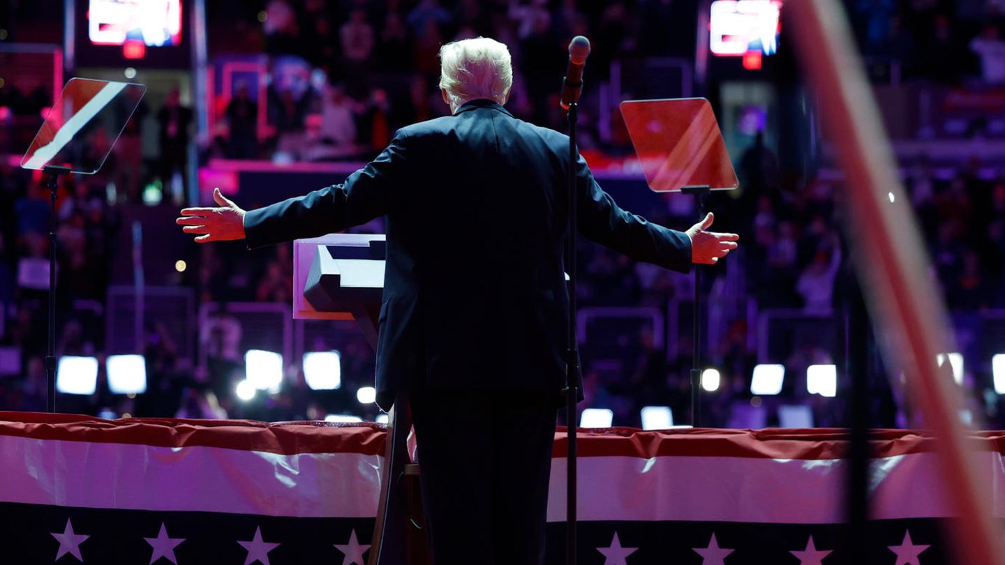 US-Präsident: Der Allmächtige? Donald Trump bei seinem Auftritt in der Capital One Arena in Washington nach seiner Amtseinführung Der Allmächtige? Donald Trump bei seinem Auftritt in der Capital One Arena in Washington nach seiner Amtseinführung