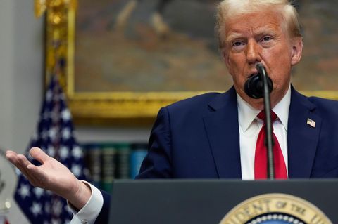 Donald Trump gestikuliert, während er im Roosevelt Room des Weißen Hauses spricht