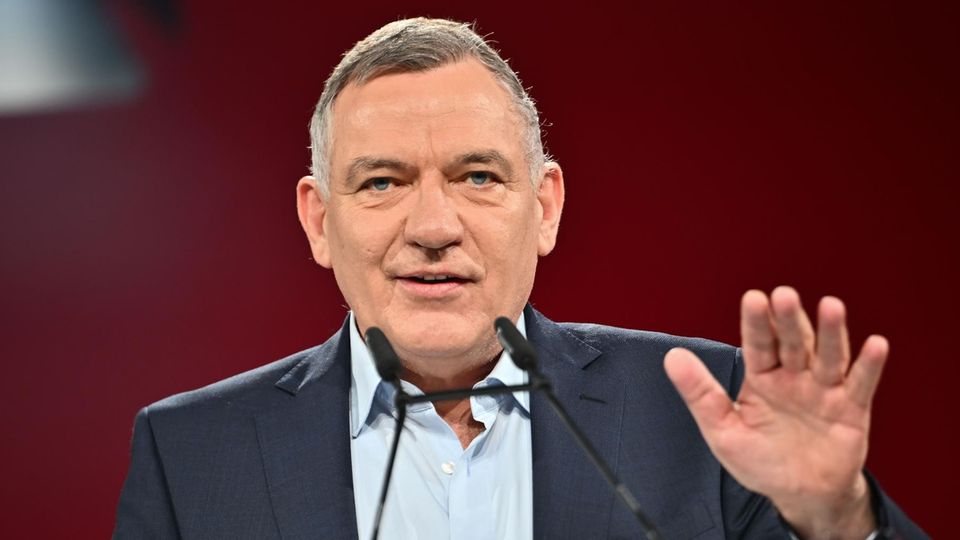 Linken-Chef van Aken spricht im Kandidatencheck unter anderem über Wohnraumprobleme, das schlechte Image der Linken sowie seine Greenpeace- und Protest-Vergangenheit.