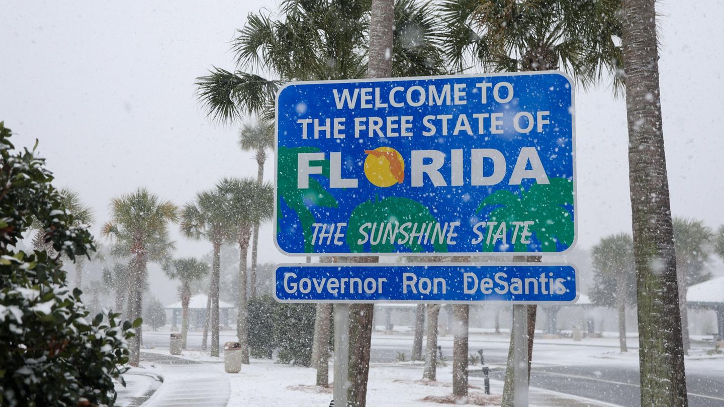 Pensacola, USA. Im sonst subtropischen Florida ist es dieser Tage frostig. Bilder aus Pensacola Beach zeigten schneebedeckte Strände und Palmen. Auf einigen Straßen waren Räumfahrzeuge unterwegs. Aus New Orleans im Bundesstaat Louisiana meldete der Wetterdienst rund 20 Zentimeter Schnee. Bei eisiger Kälte sind in den USA mindestens zwei Menschen ums Leben gekommen. Es habe zwei tödliche Vorfälle im Zusammenhang mit dem winterlichen Wetter gegeben, teilte die Stadt Austin (Texas) mit, ohne weitere Details zu nennen. Zugleich warnte die Stadt die Einwohner angesichts der niedrigen Temperaturen vor den Gefahren einer Unterkühlung. Angesichts des für die Region ungewöhnlichen Wintersturms hatten die südlichen Bundesstaaten Louisiana, Georgia, Alabama, Florida und Mississippi den Notstand erklärt. Für den Norden der USA warnte der Wetterdienst vor Temperaturen von bis zu minus 30 Grad Celsius