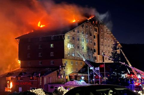 Da in der Türkei gerade Ferien sind, ist das Hotel voll belegt. Durch das Feuer eingeschlossene Hotelgäste versuchen, mit Bettlaken durch die Fenster zu fliehen.