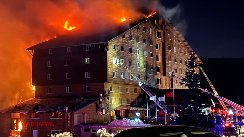 Feuerkatastrophe in Skigebiet: "Sie versuchten, sich mit Bettlaken abzuseilen" Da in der Türkei gerade Ferien sind, ist das Hotel voll belegt. Durch das Feuer eingeschlossene Hotelgäste versuchen, mit Bettlaken durch die Fenster zu fliehen.