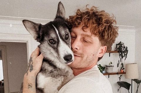 Malte Zierden hält einen Hund auf dem Arm.