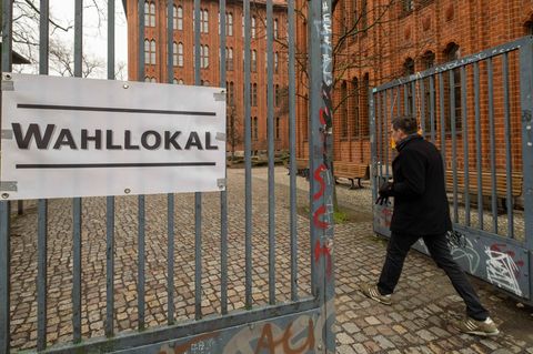 Bundestagswahl: Wähler auf dem Weg zum Wahllokal