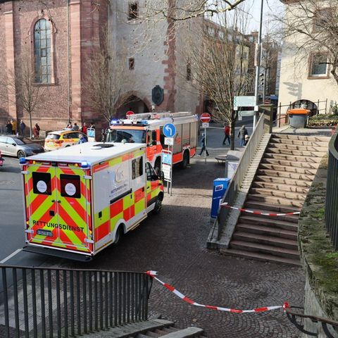 Aschaffenburg Ein Auto der Polizei Bayern mit Blaulicht