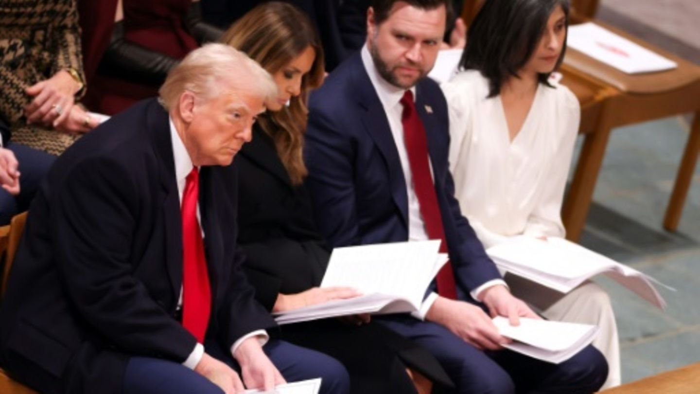 Trump (links) nebst seiner Frau Melania sowie seinem Vize und Frau bei dem Gottesdienst
