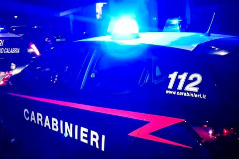 Ein Polizeiauto in Italien hat das Blaulicht an