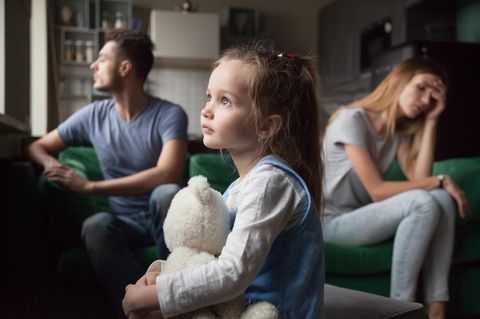Schlaganfallrisiko im Alter erhöht: ein Kind sitzt zwischen seinen streitenden Eltern