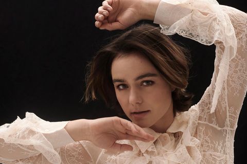 Schauspielerin Luise Großmann posiert im Studio