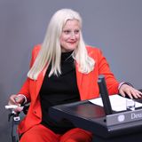 Die baden-württembergische Grünen-Politikerin Stephanie Aeffner starb Anfang Januar. Die Umstände und das genaue Datum sind unbekannt. Die 48-jährige Bundestagsabgeordnete vertrat den Wahlkreis Pforzheim, gehörte dem Ausschuss für Arbeit und Soziales an und war zuständig für Sozialpolitik, die Bekämpfung von Kinderarmut, Asyl und Flucht sowie Behindertenpolitik. Sie saß selbst im Rollstuhl