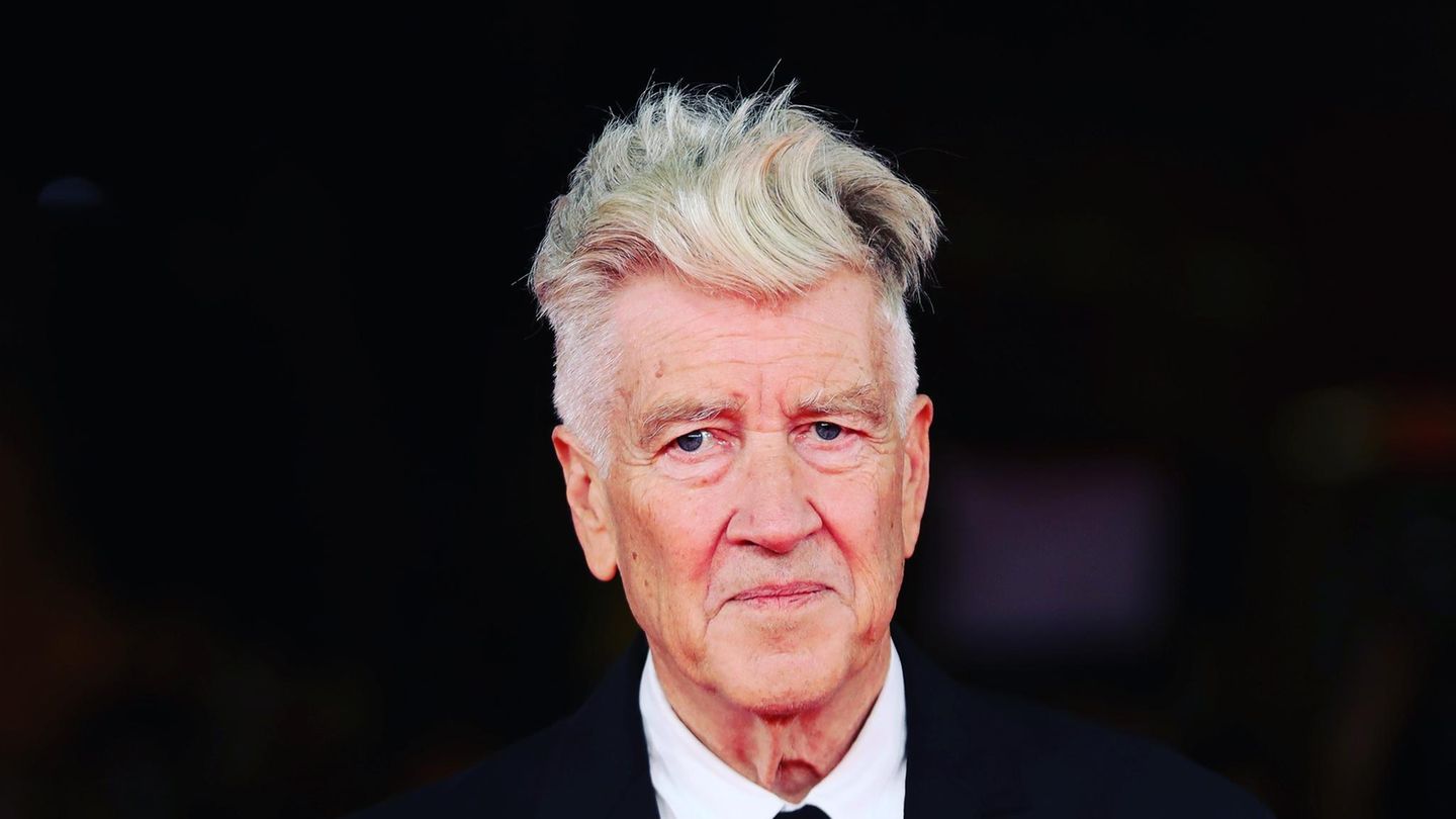David Lynch US-Regisseur David Lynch, bekannt durch die Mystery-TV-Serie "Twin Peaks" sowie durch Kultfilme wie "Wild at Heart" und "Blue Velvet" starb am 15. Januar. Seit 2020 litt er an einem Lungenemphysem. Als Regisseur und Drehbuchautor war er viermal für einen Oscar nominiert, ging aber immer leer aus. Die Filmakademie verlieh ihm 2019 schließlich einen Ehren-Oscar