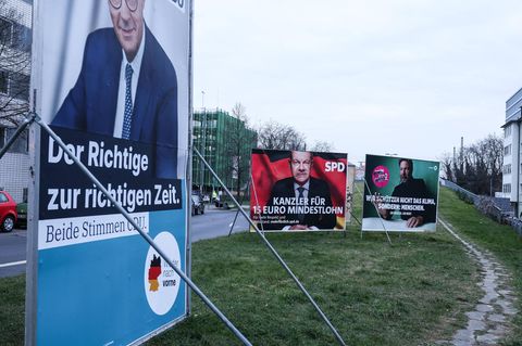 Erststimme und Zweitstimme bei der Bundestagswahl, Plakate an einer Straße