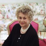 Die britische Film- und Theaterschauspielerin starb am 16. Januar im Alter von 95 Jahren. Sie war für ihre Rolle in "Verzauberter April" für einen Oscar nominiert. Für ihre Rolle im Film "Stalin" erhielt sie den Golden Globe. Sie spielte auch in "101 Dalmatiner" und "Tee mit Mussolini" mit. Privat heiratete sie 1961 den Bühnenstar Laurence Olivier und blieb bis zu seinem Tod im Jahr 1989 mit ihm zusammen