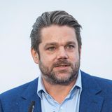 Der 44-jährige Vorstandsvorsitzende des österreichischen Baukonzerns Strabag starb überraschend am 17. Januar während einer Kur in Kärnten an den Folgen einer Aneurysma-Blutung. Strabag gehört zu den größten Baukonzernen Europas. Das Unternehmen beschäftigt weltweit rund 86.000 Mitarbeiter. Haselsteiner war seit 2020 im Vorstand und seit Januar 2023 dessen Vorsitzender