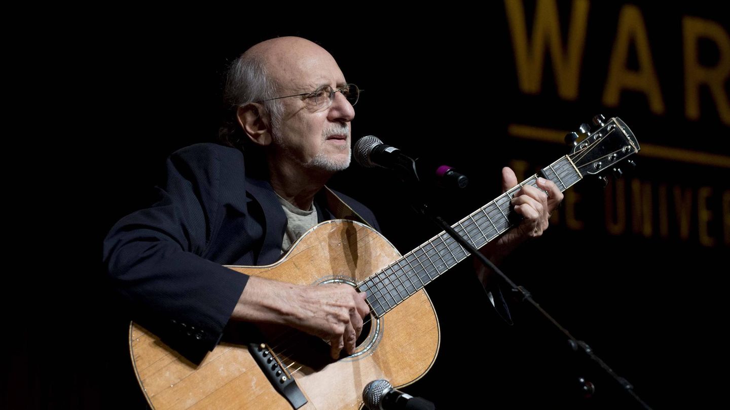 Peter Yarrow Der US-Folksänger vom Trio "Peter, Paul and Mary" starb am 7. Januar im Alter von 86 Jahren an Blasenkrebs. Die Band feierte in den 1960er Jahren Erfolge, unter anderem mit dem von John Denver geschriebenen "Leaving on a Jet Plane". Auch ein Cover von Bob Dylans "Blowing in the Wind" schaffe es in die Charts. Von dem Trio lebt damit nur noch Noel "Paul" Stookey. Mary Travers starb bereits 2009