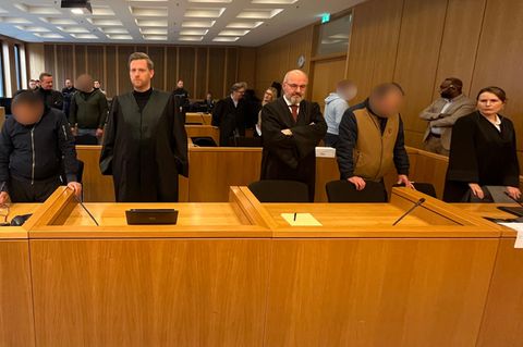 Die Angeklagten und ihre Verteidiger im Captagon-Prozess am Mittwoch vor dem Urteil im Landgericht Aachen