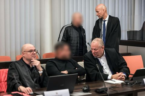 Zwei Angeklagte im Gericht in Wuppertal zum Schumacher-Prozess