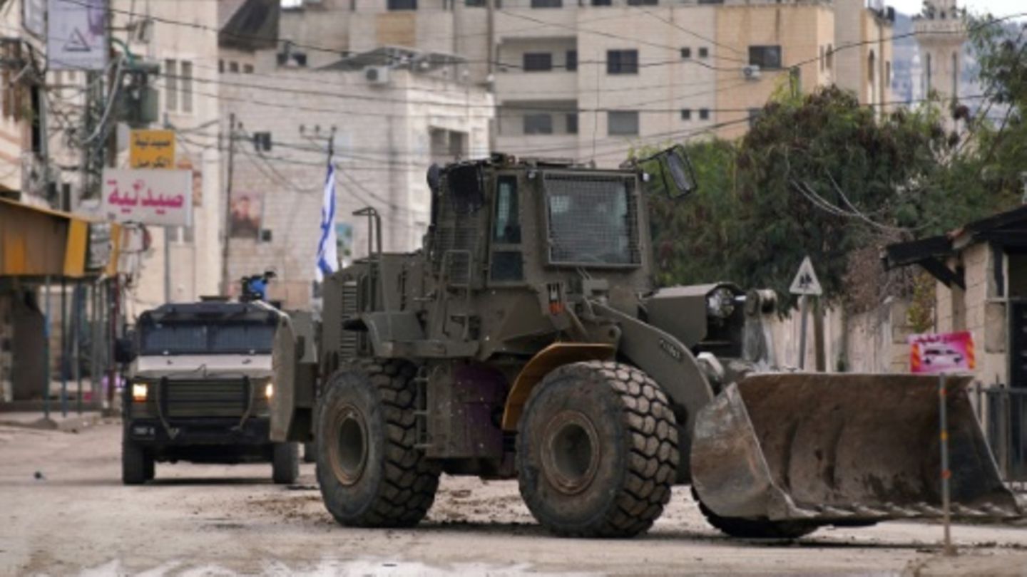 Israelische Armeefahrzeuge in Dschenin