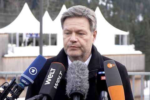 Messerattacke in Aschaffenburg: Habeck: "An Brutalität und Perversität kaum noch zu überbieten"