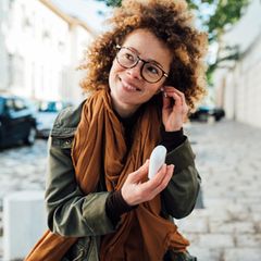 Person trägt In-Ear-Kopfhörer