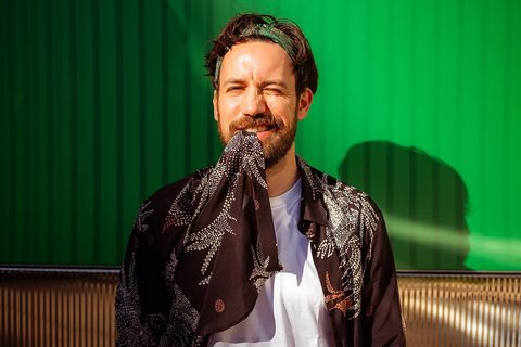 Dschungelcamp: RTL-Moderator Jan Köppen beißt auf den Saum seines Hemds