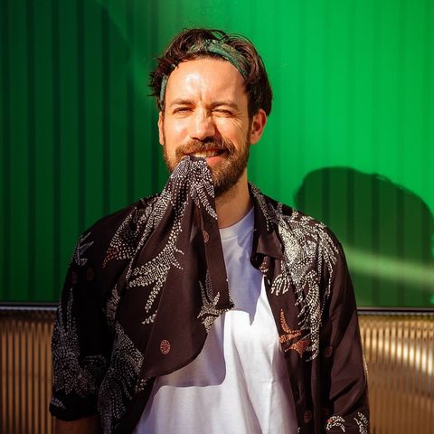 Dschungelcamp: RTL-Moderator Jan Köppen beißt auf den Saum seines Hemds