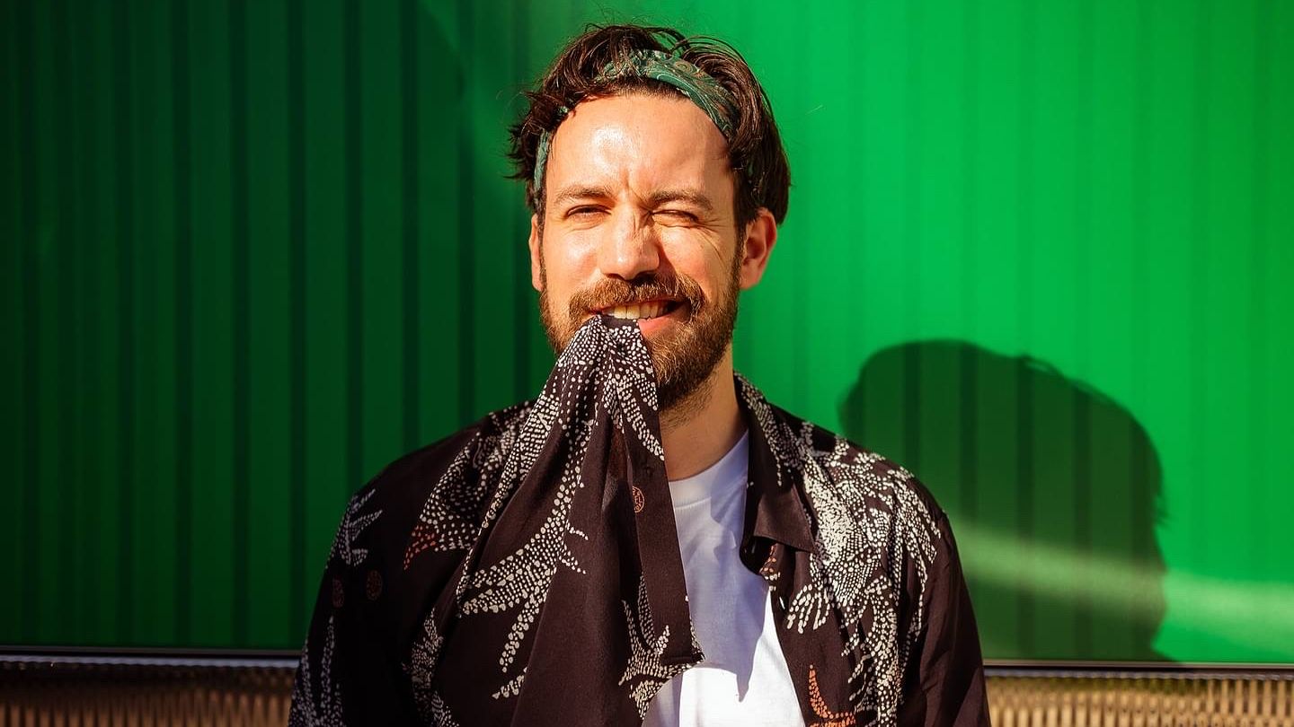 Dschungelcamp: RTL-Moderator Jan Köppen beißt auf den Saum seines Hemds