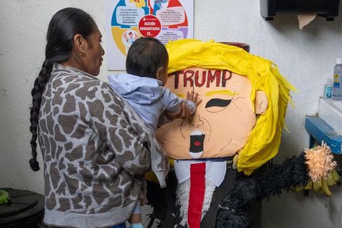 Donald Trump: Eine Frau in Tijuana hält ihre Enkelin im Arm