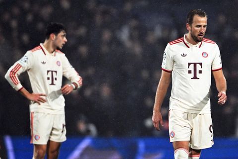 FC Bayern: Harry Kane (r.) und Aleksandar Pavlovic stehen nach dem Schlusspfiff ziemlich bedröppelt auf dem Rasen
